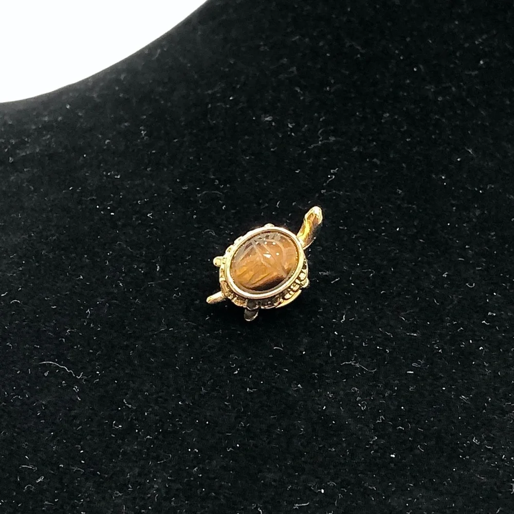 VINTAGE TURTLE LAPEL PIN WITH BROWN CARVED SCARAB DESIGN SHELL